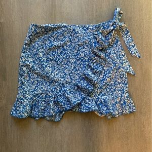 Blue flowy and flowery skirt that zips in the back and is so comfy yet so cute